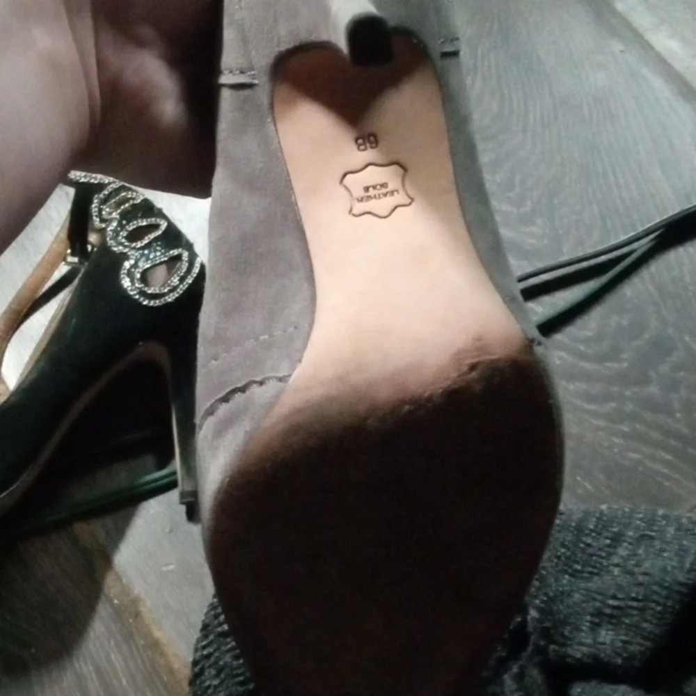 Heels - Picture 2 of 3